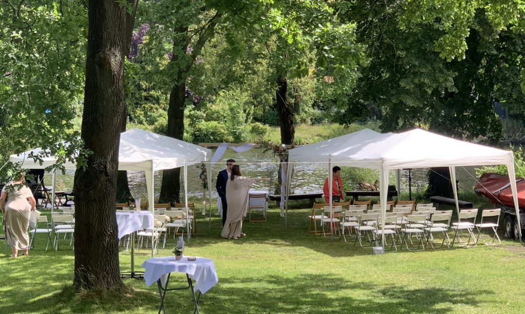 Hochzeit in Garten am Wasser Havelufer Spandau Wassergrundstück 